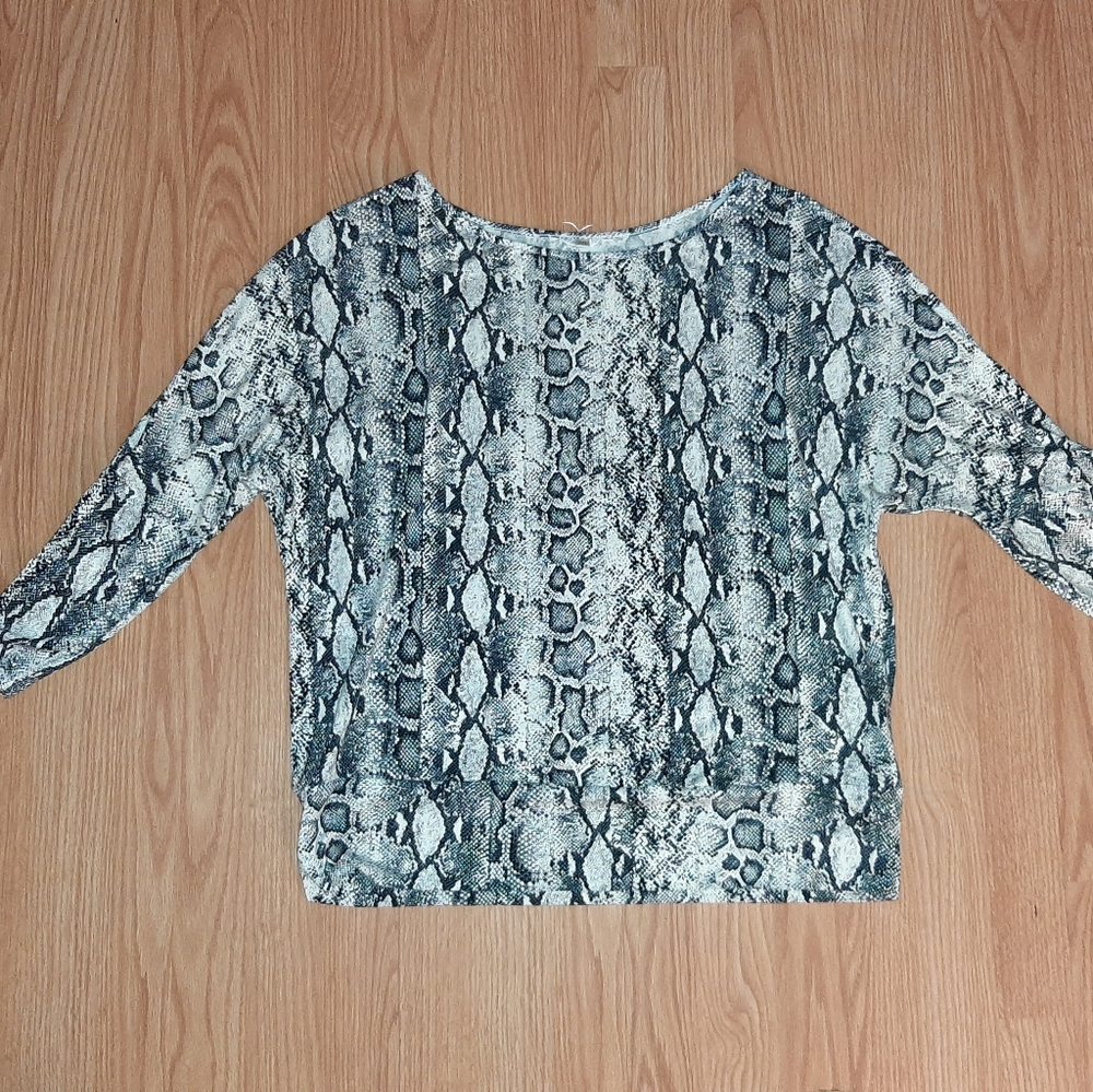 NWT Snakeskin 3/4 sleeve dolman/batwing tee